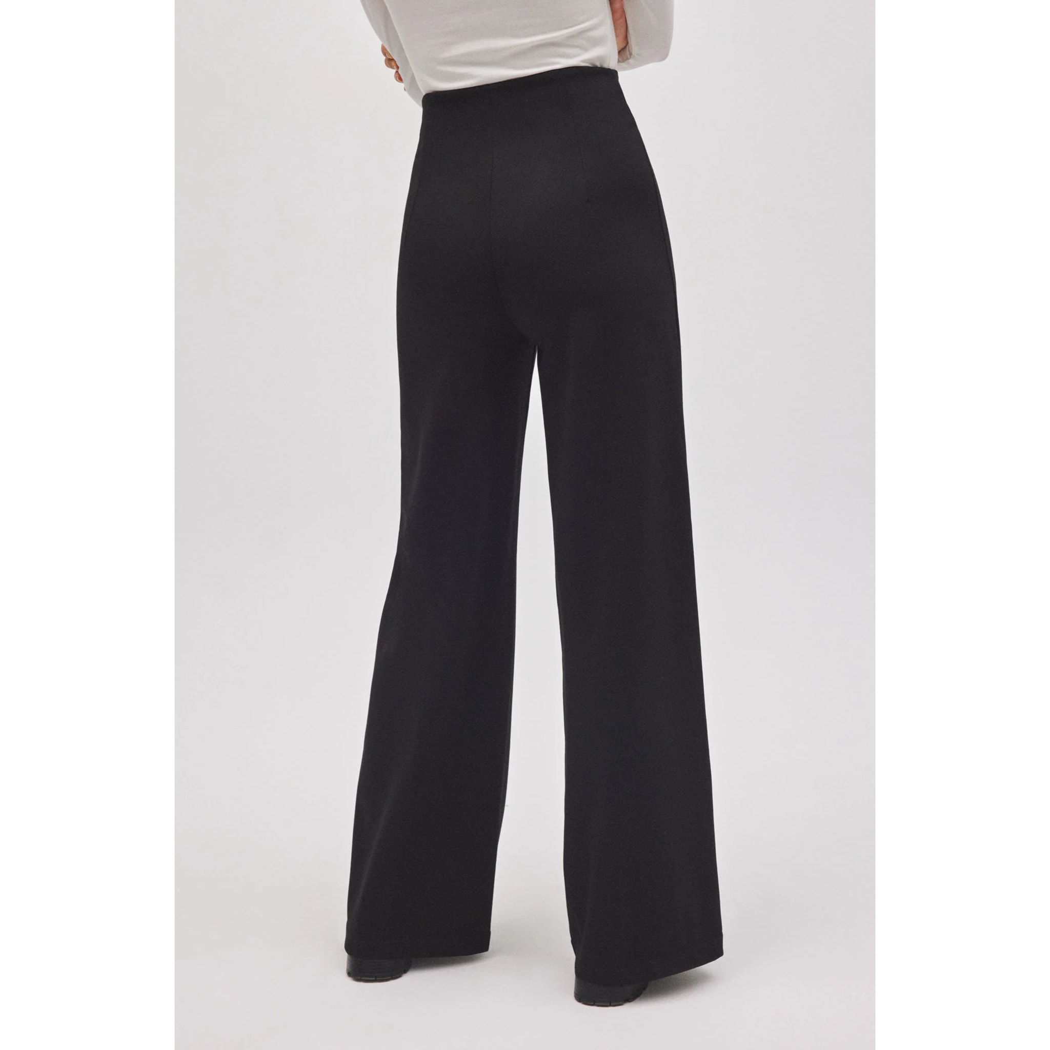 Pantaloni neri a gamba larga