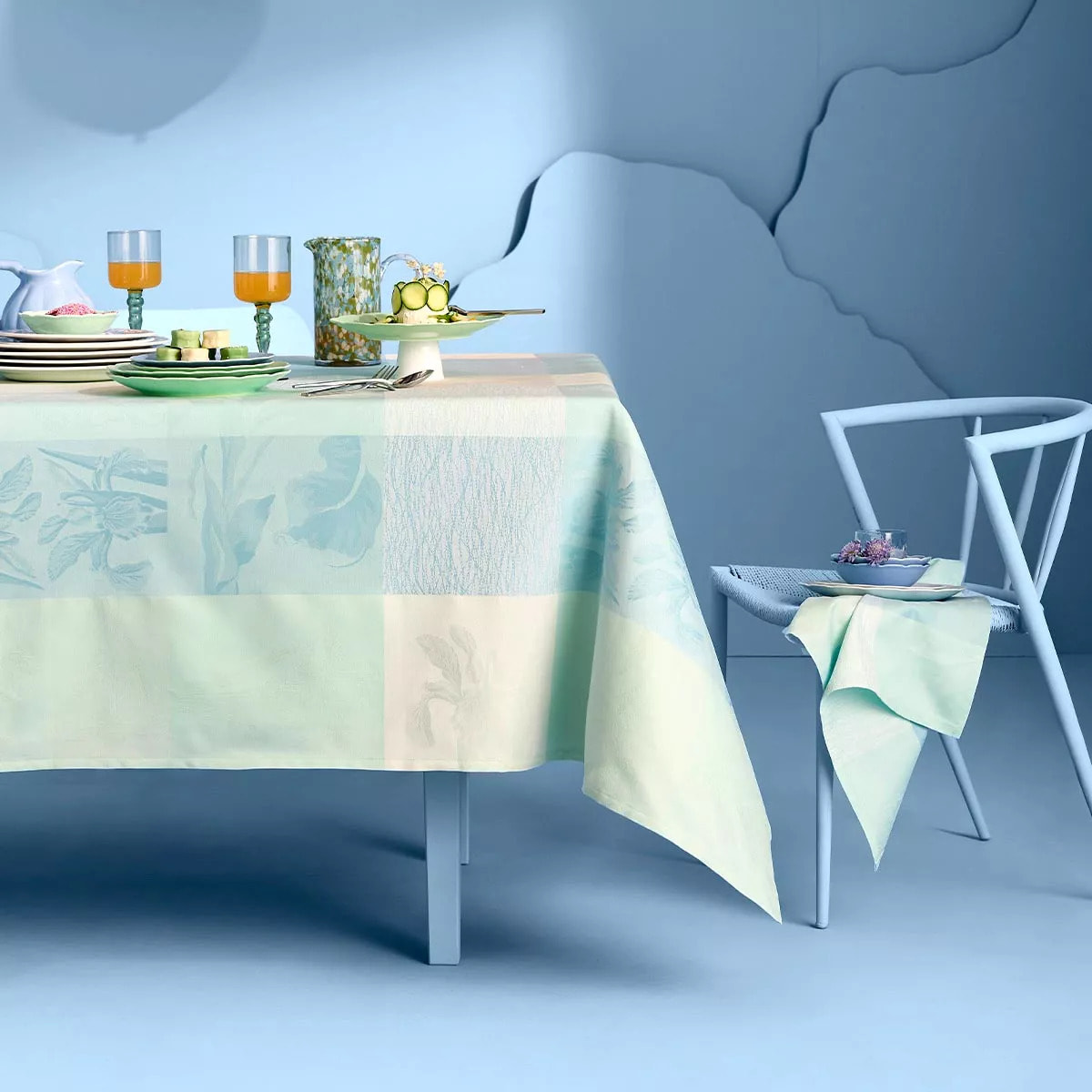 Nappe pur coton enduit 220 g/m² motif jacquard bleu beige Mille iris d'eau aqua