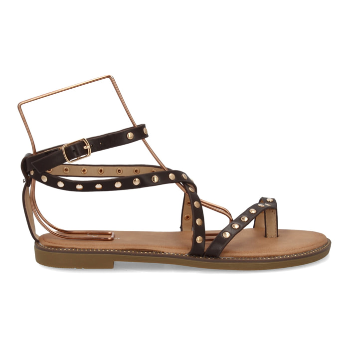 Sandalia plana con tiras y tachuelas para mujer.