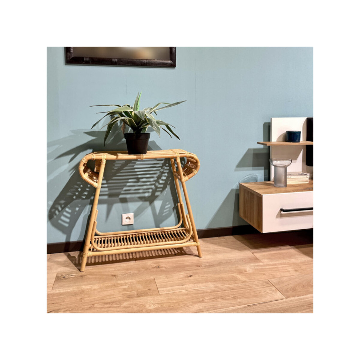 Console L. 80 cm forme trapèze arrondi en rotin naturel tressé – VIVIA