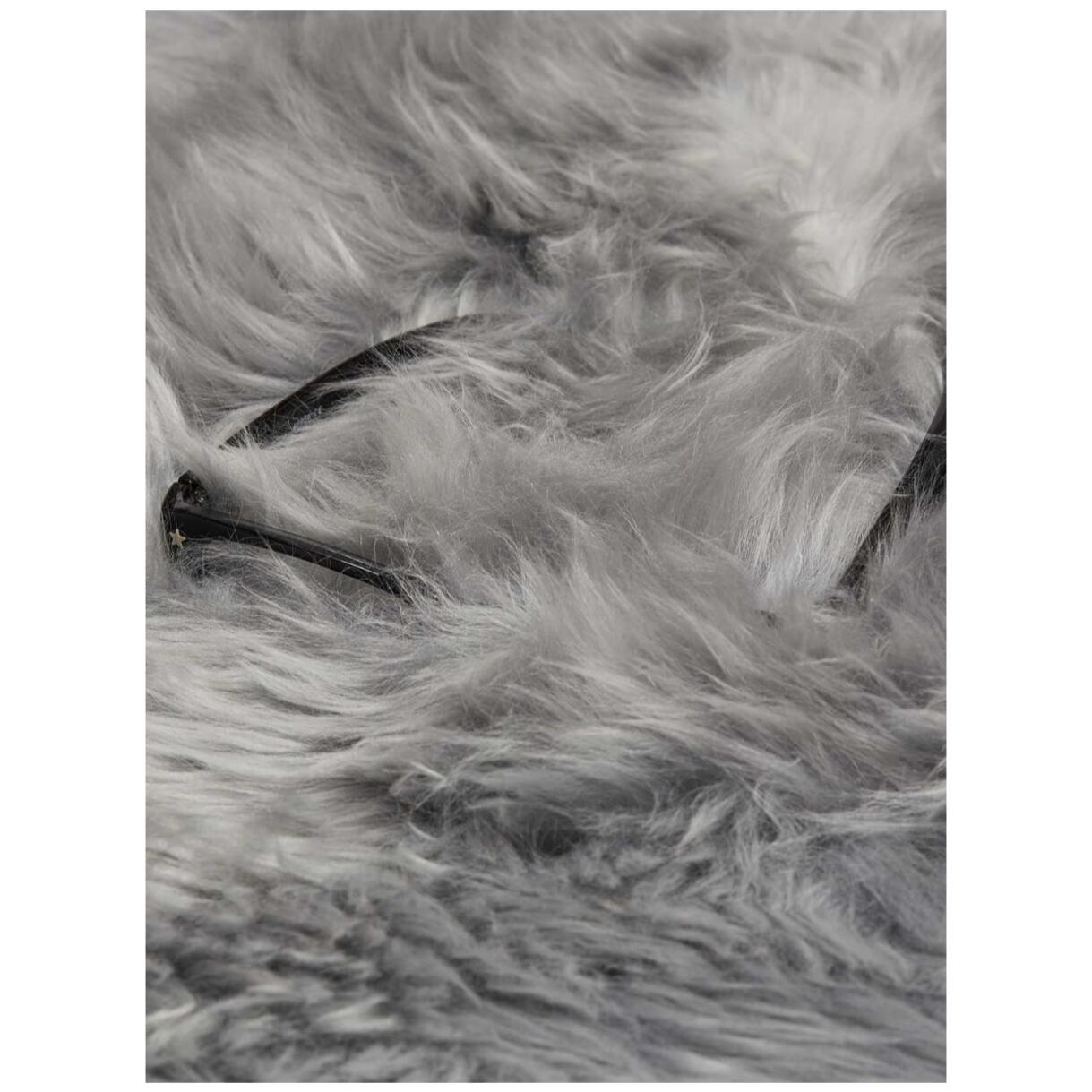 Authentique peau de mouton chaude et épaisse, teintée gris
