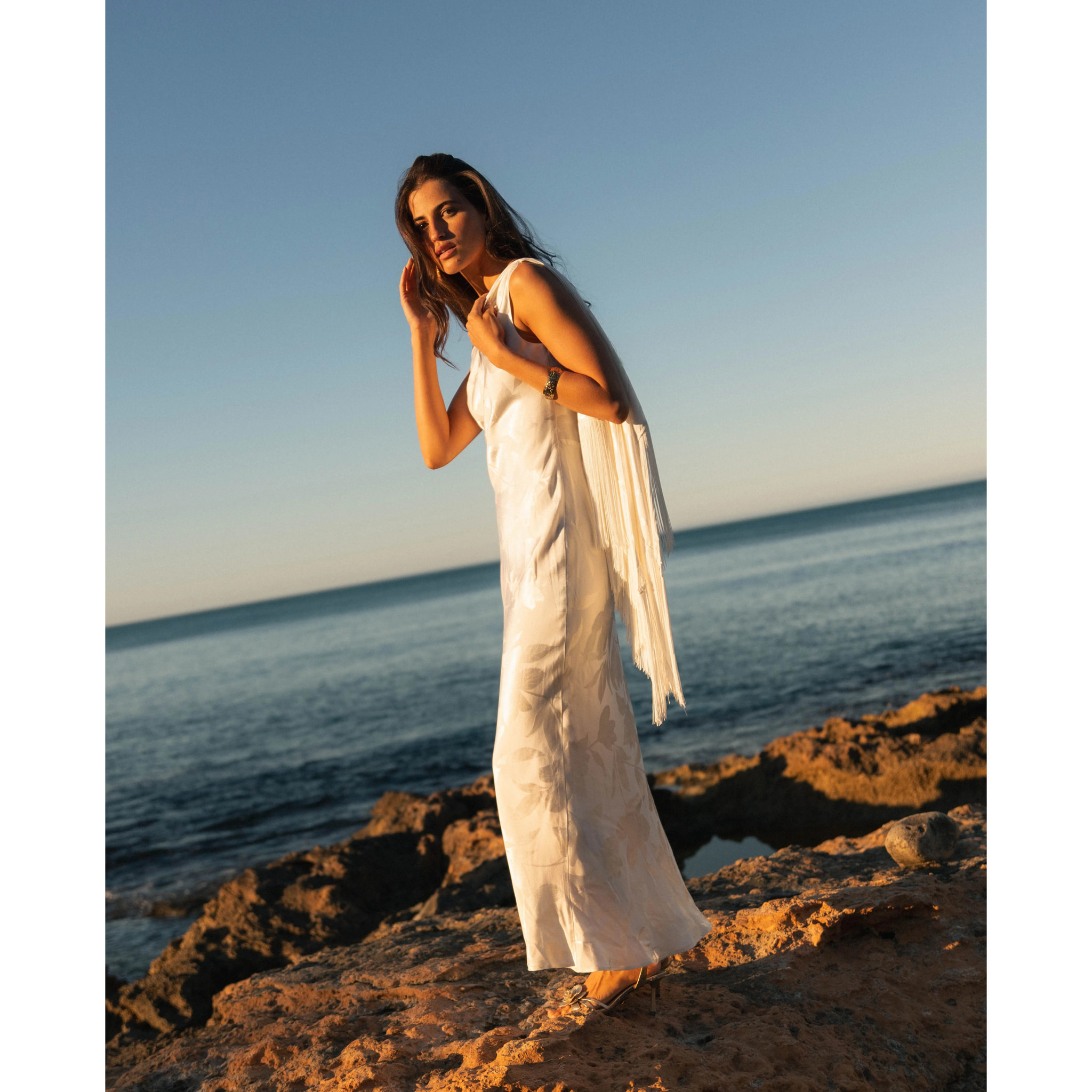 Vestido largo con escote drapeado en espalda