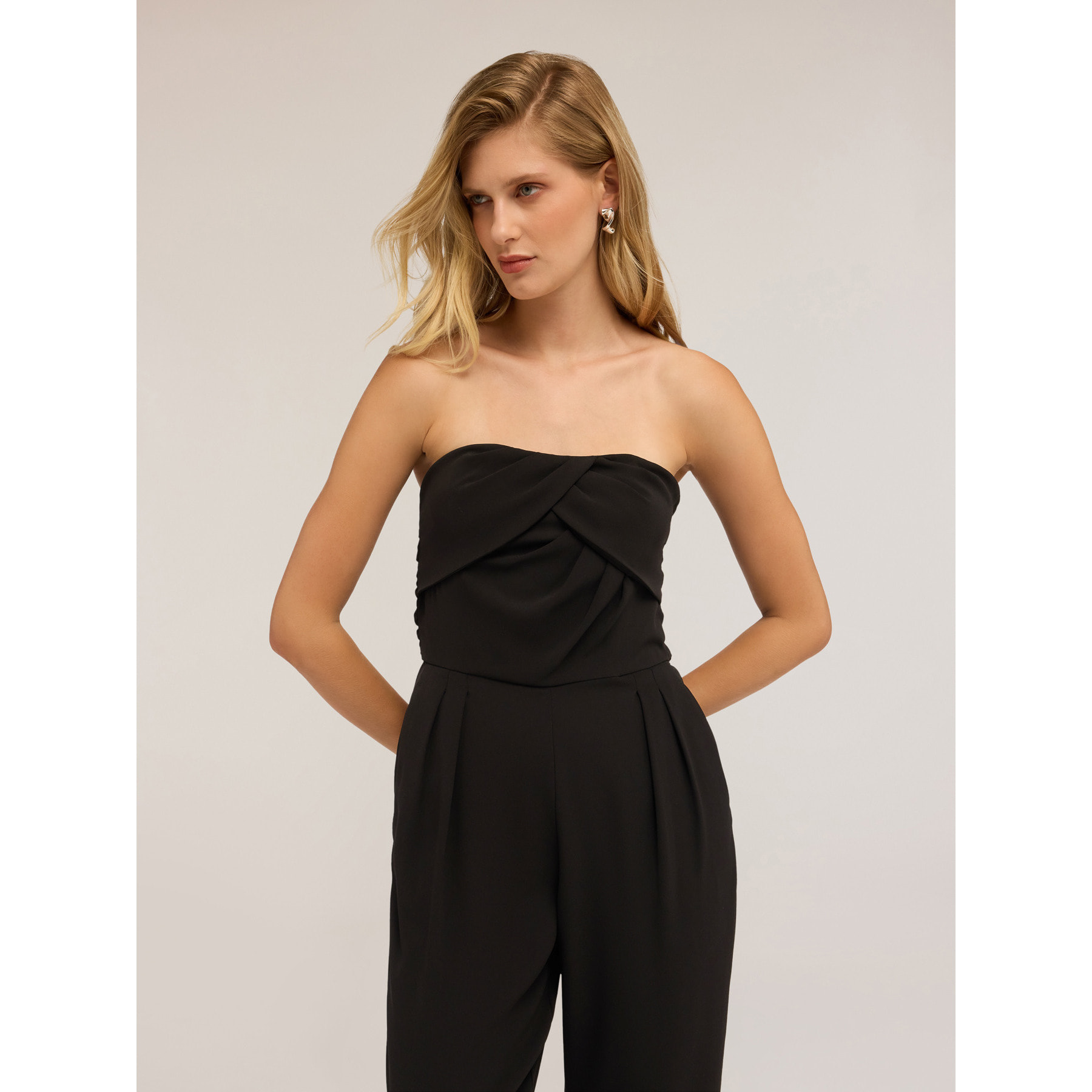 Motivi - Mono largo con corpiño drapeado - Negro