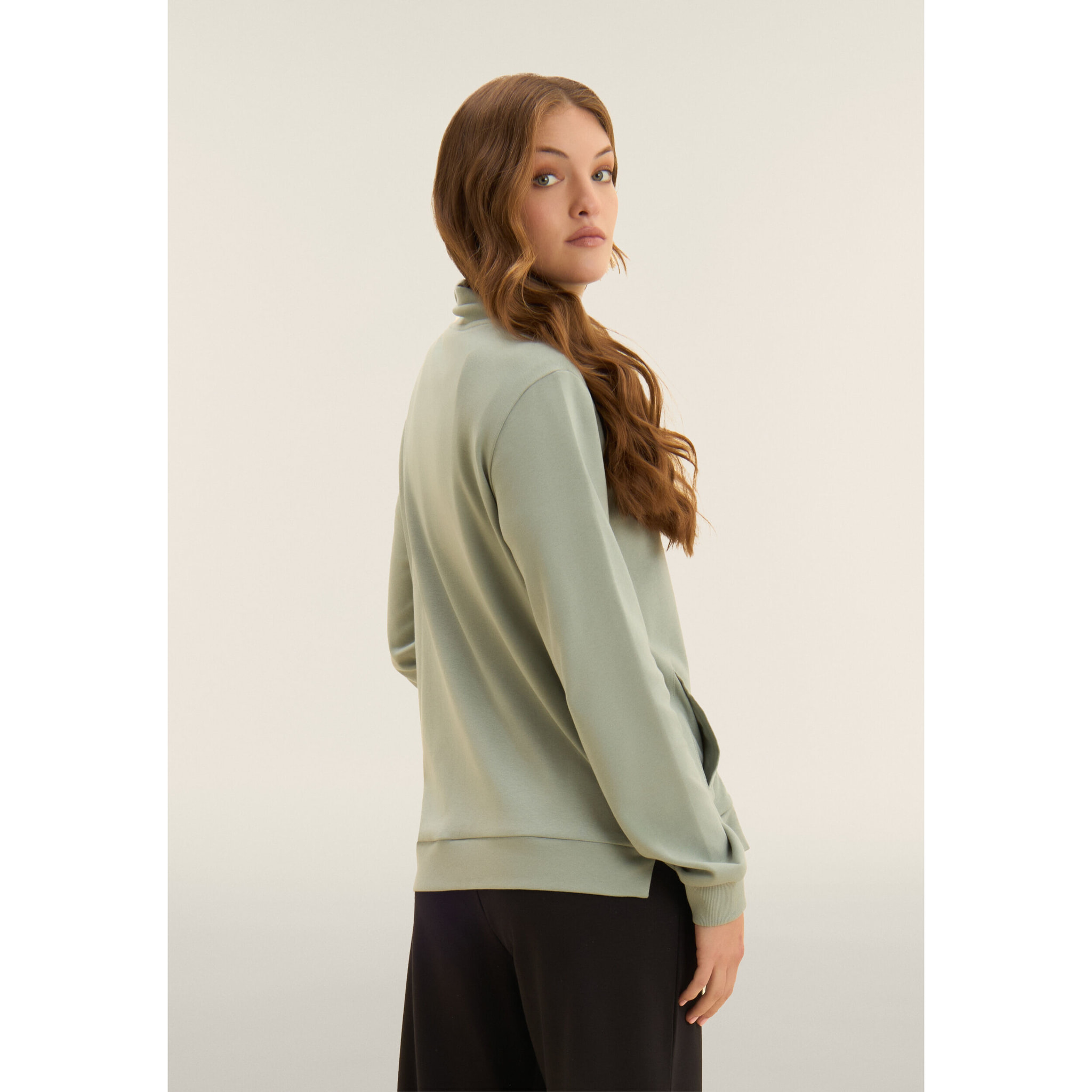 Tuta con zip e collo alto, pantaloni wide leg