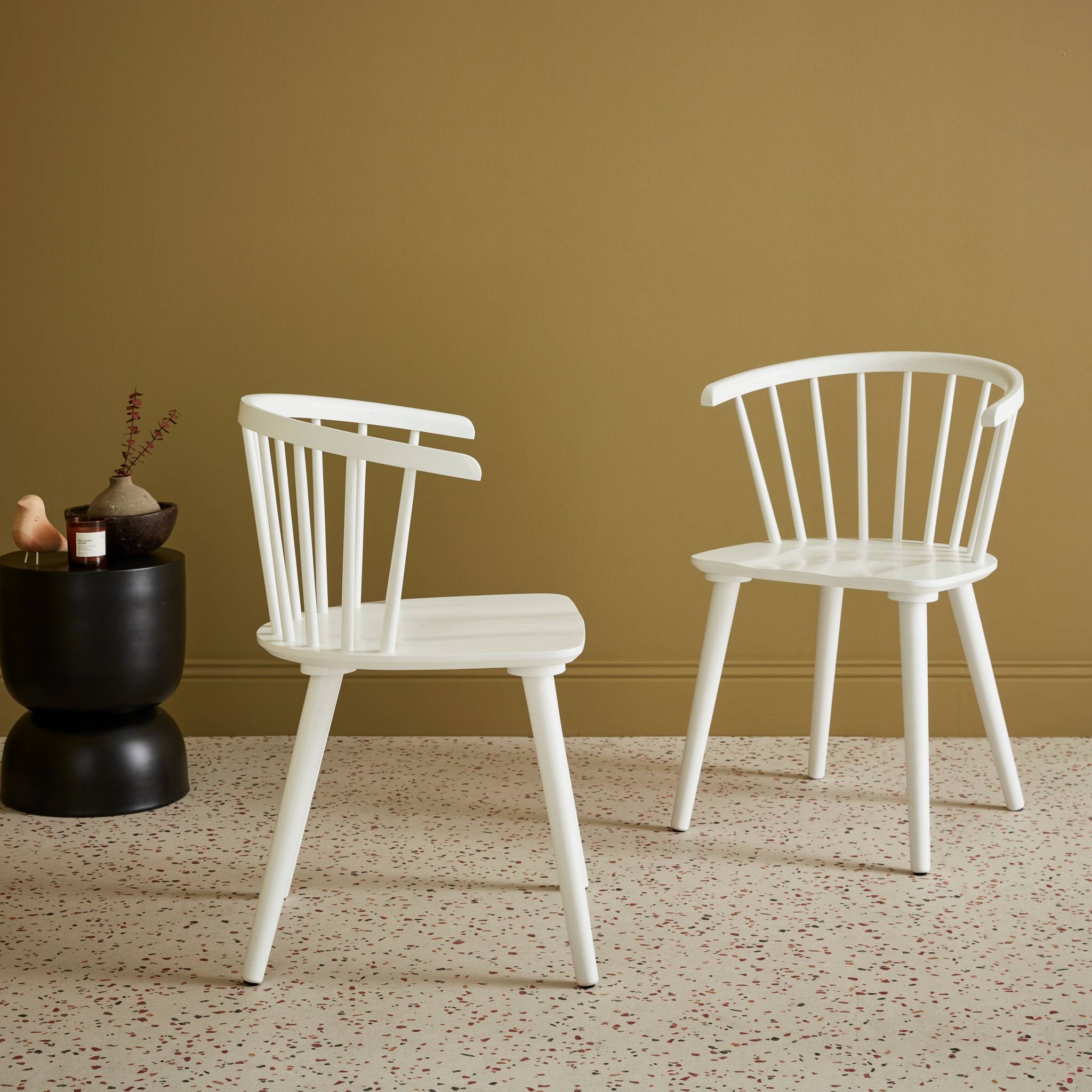 Lot de 2 chaises blanches à barreaux en bois et contreplaqué. Paula. L 51 x P 53 x H 75cm