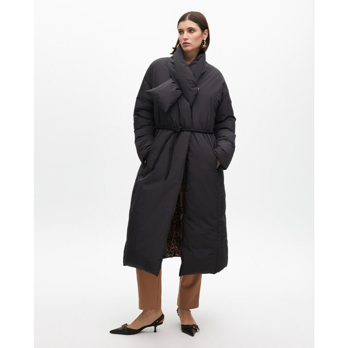 Cappotto imbottito con cintura e collo avvolgente