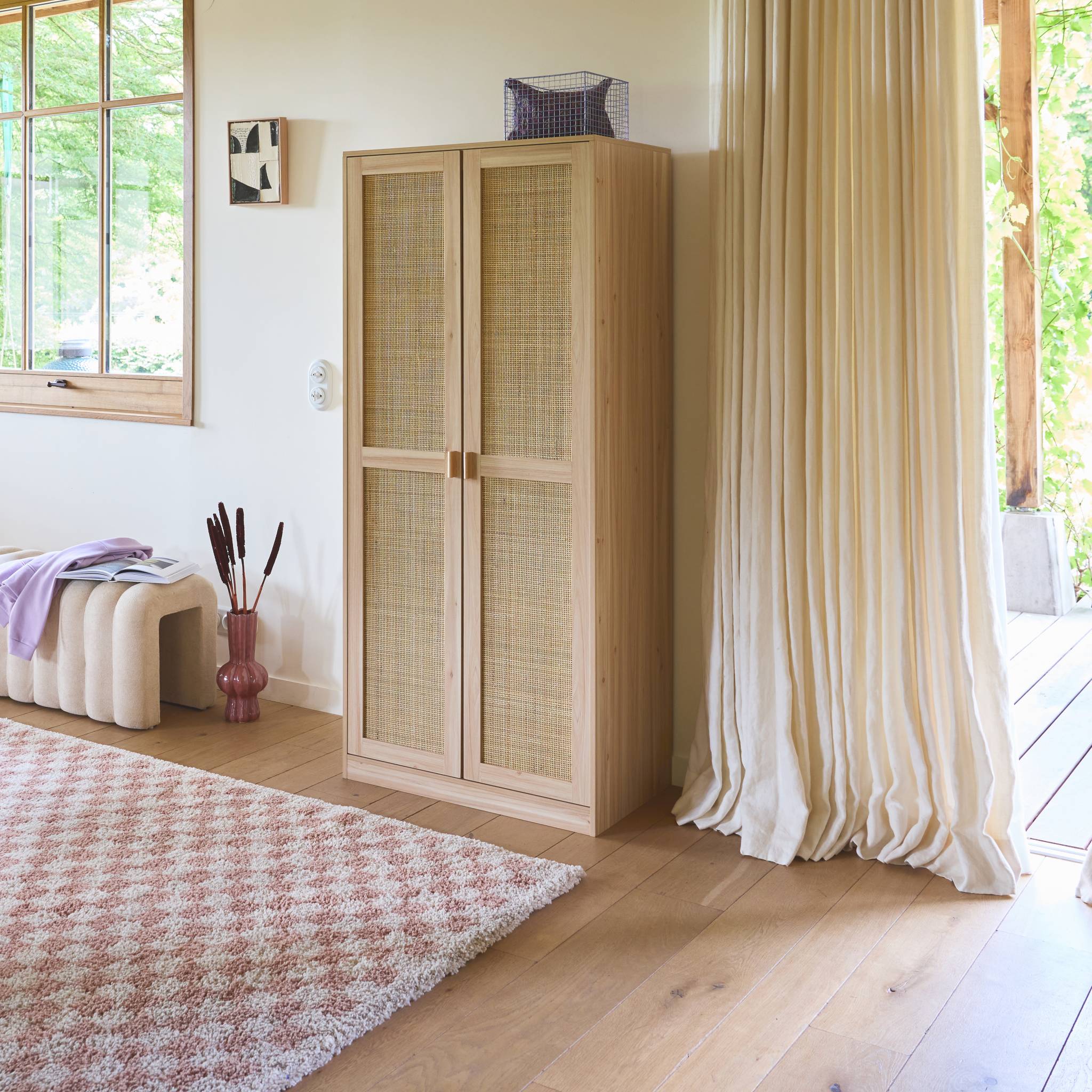 Armoire dressing cannage et effet bois. 2 portes avec penderie et rangements
