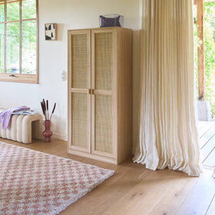 Armoire dressing cannage et effet bois. 2 portes avec penderie et rangements