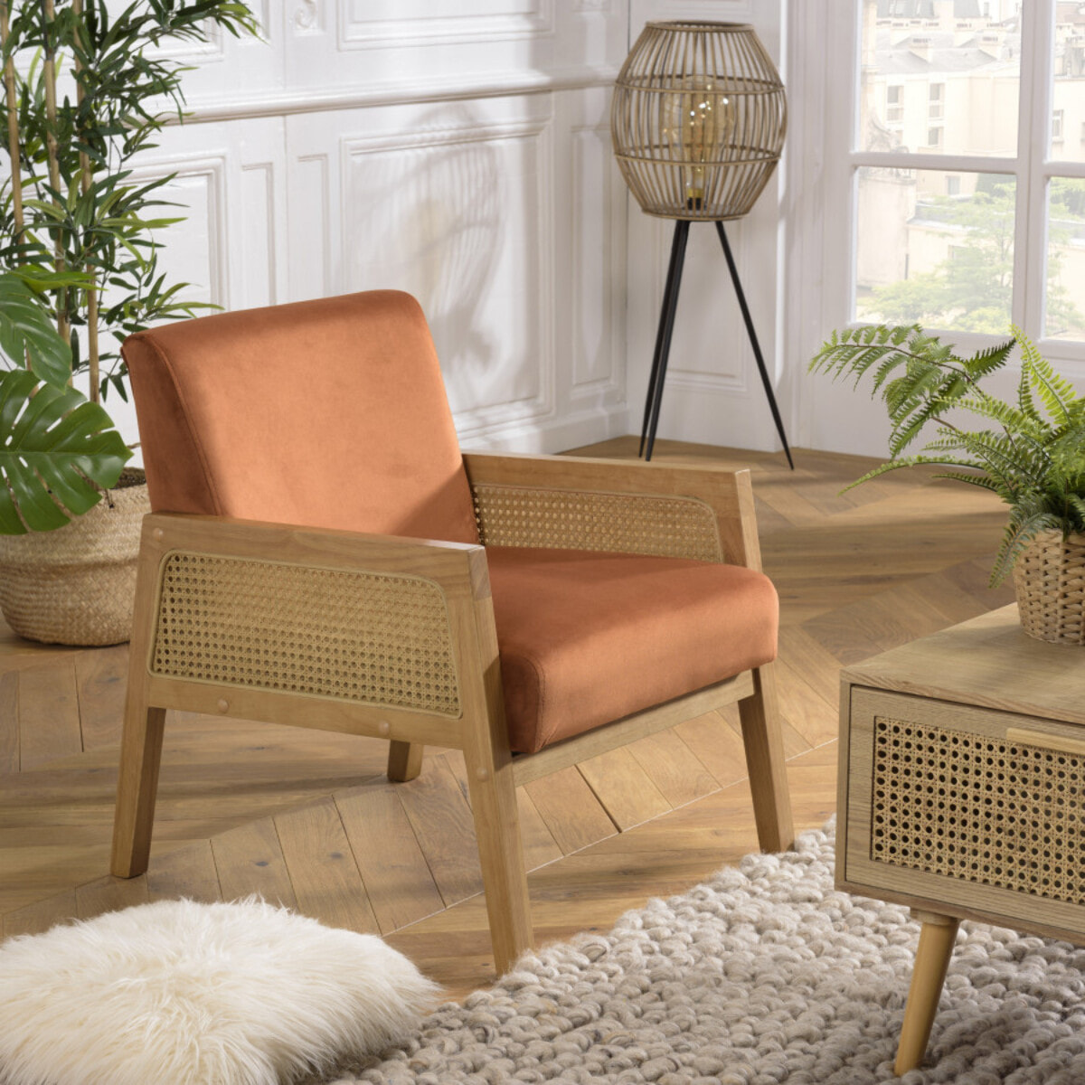 ALBANE - Fauteuil velours orange pieds bois et accoudoirs rotin