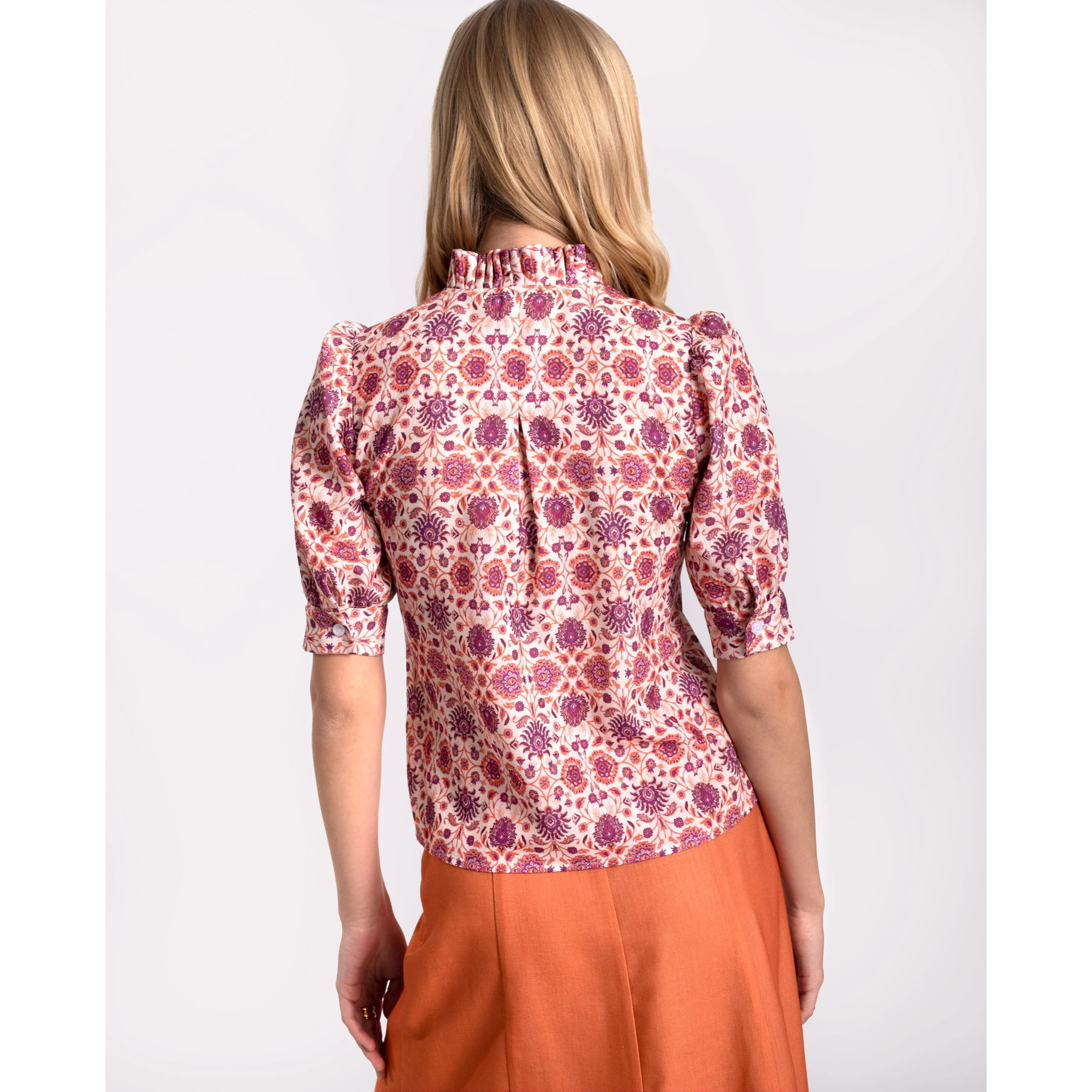 Camisa de mujer con manga corta y estampado floral