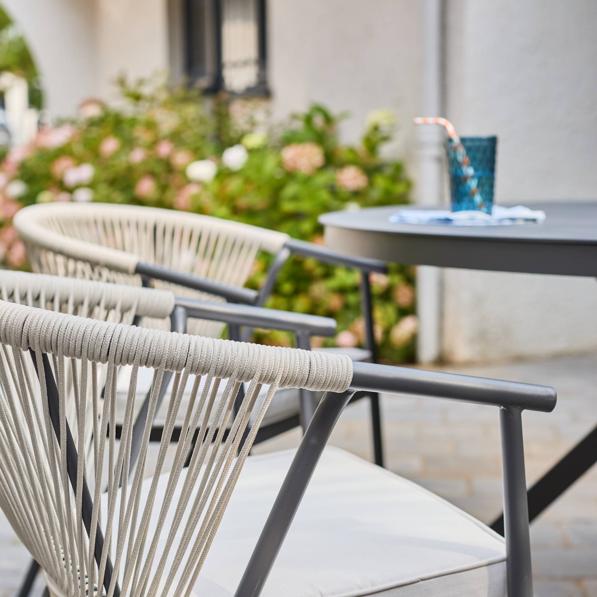 Table de jardin ronde aluminium et verre + 6 assises ORBIS + LIORA