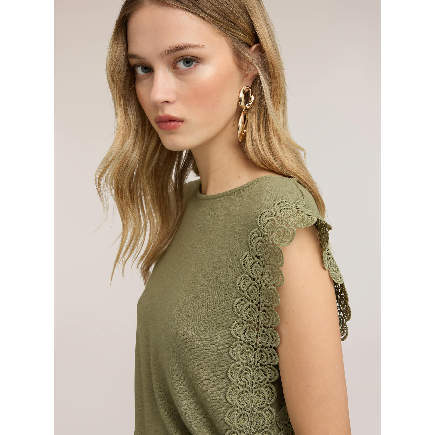 Motivi - T-shirt in misto lino con inserti in pizzo - Verde militare