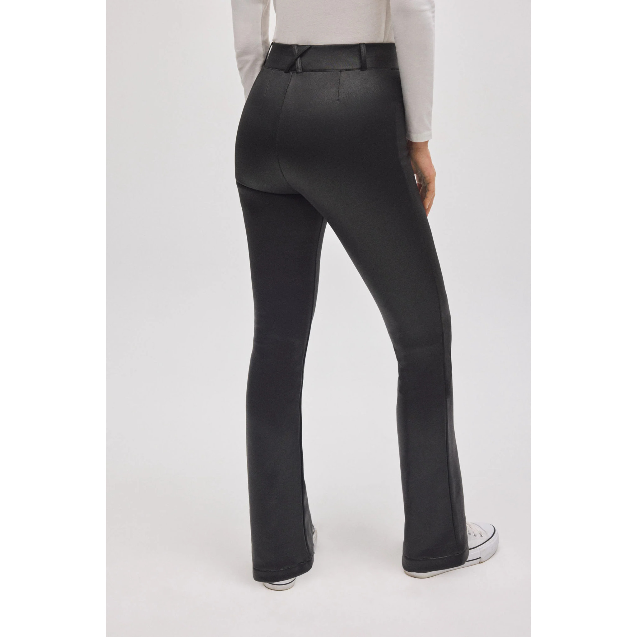 Pantaloni termici svasati effetto pelle elasticizzata nera