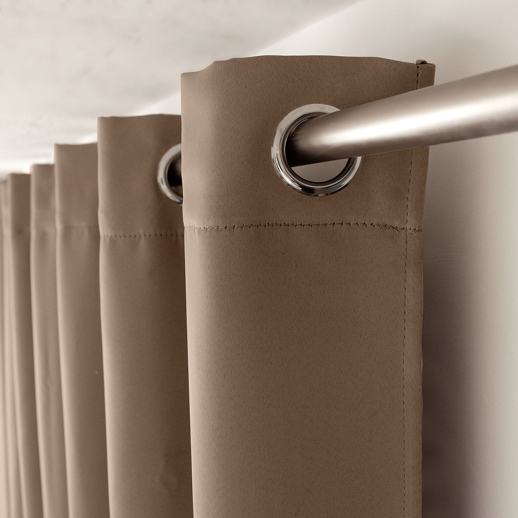 Rideau occultant uni avec 8 œillets - Taupe