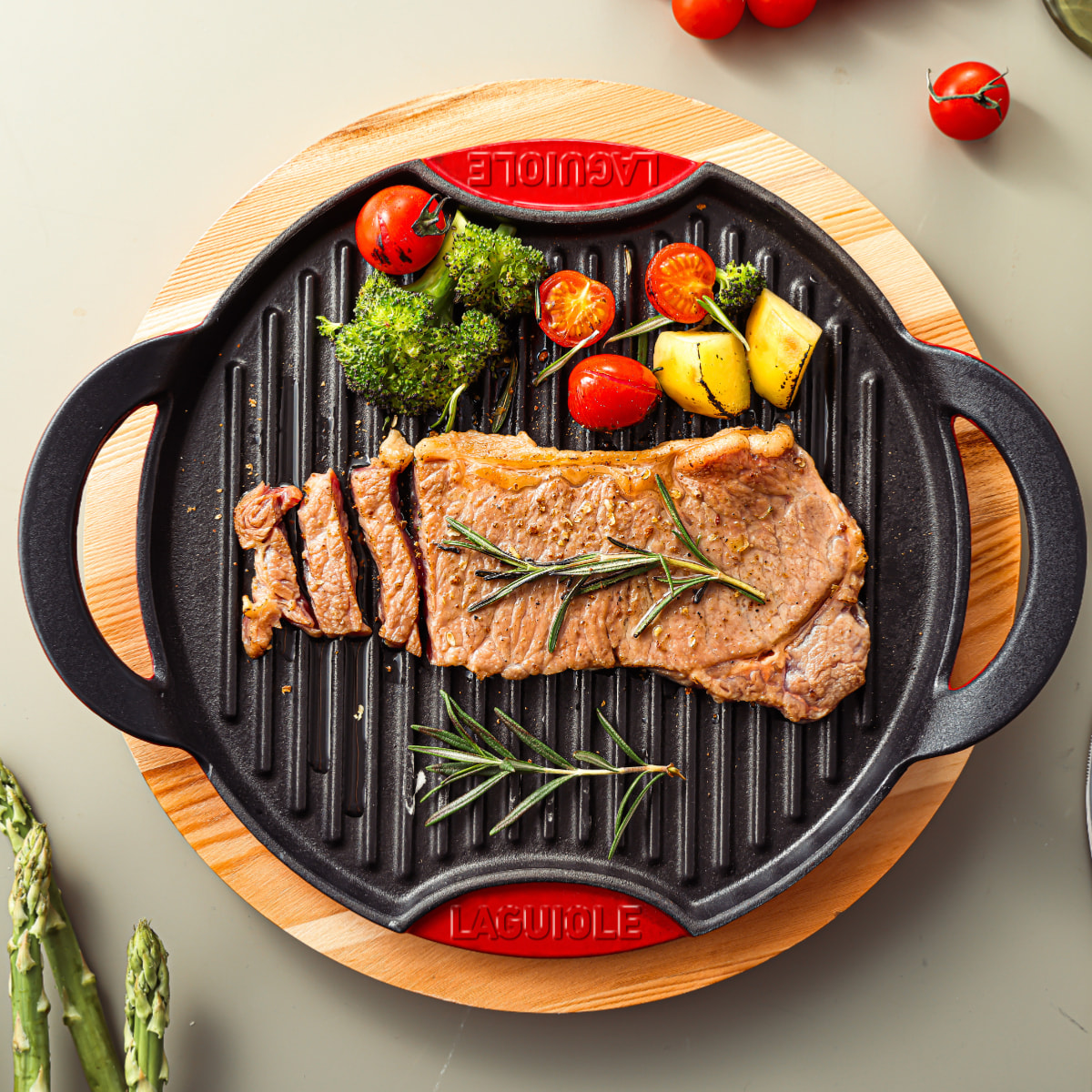 Grill rond en fonte rouge  avec support en bois