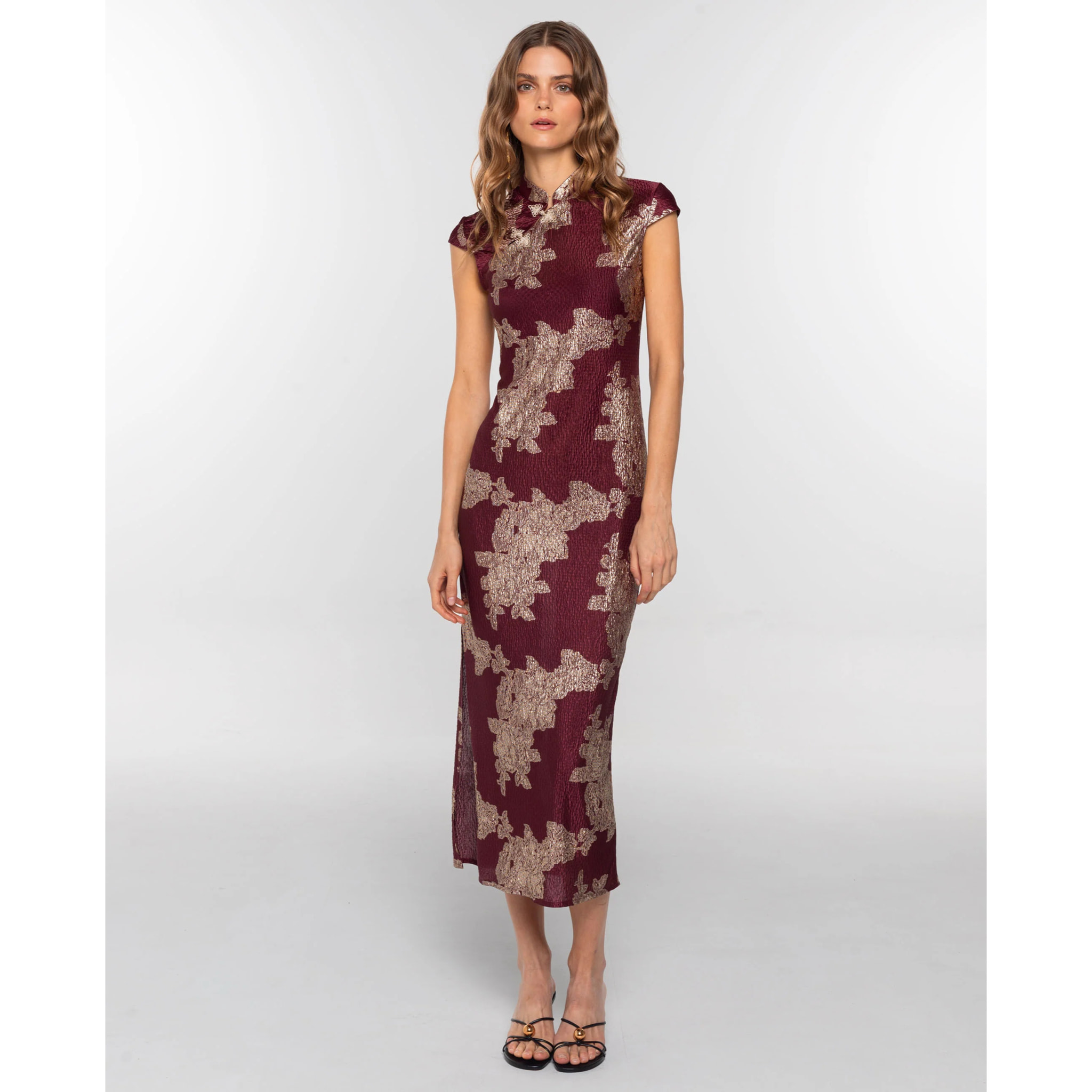 Vestido largo con escote de alamares