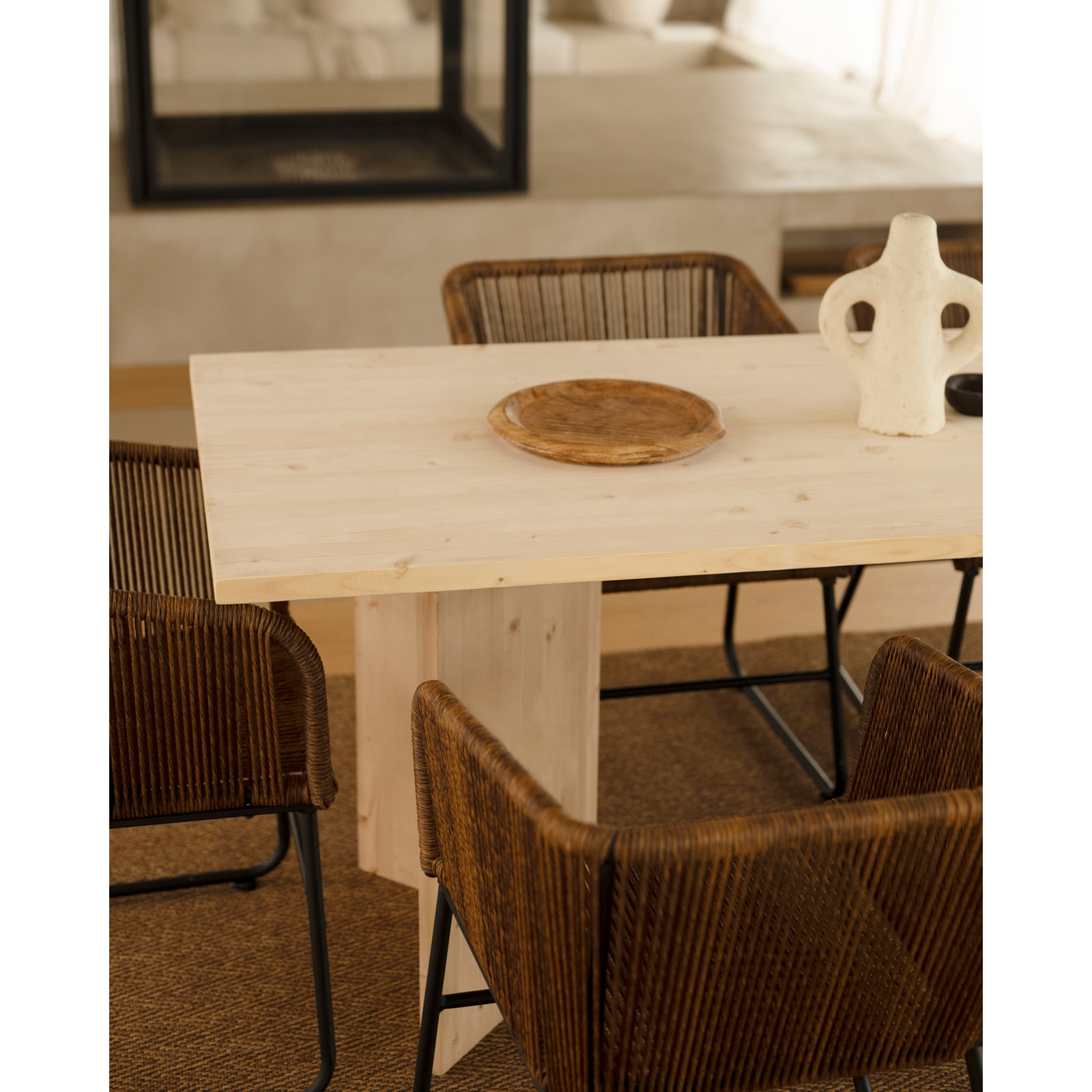 Table de salle à manger en bois massif en ton naturel en différentes tailles