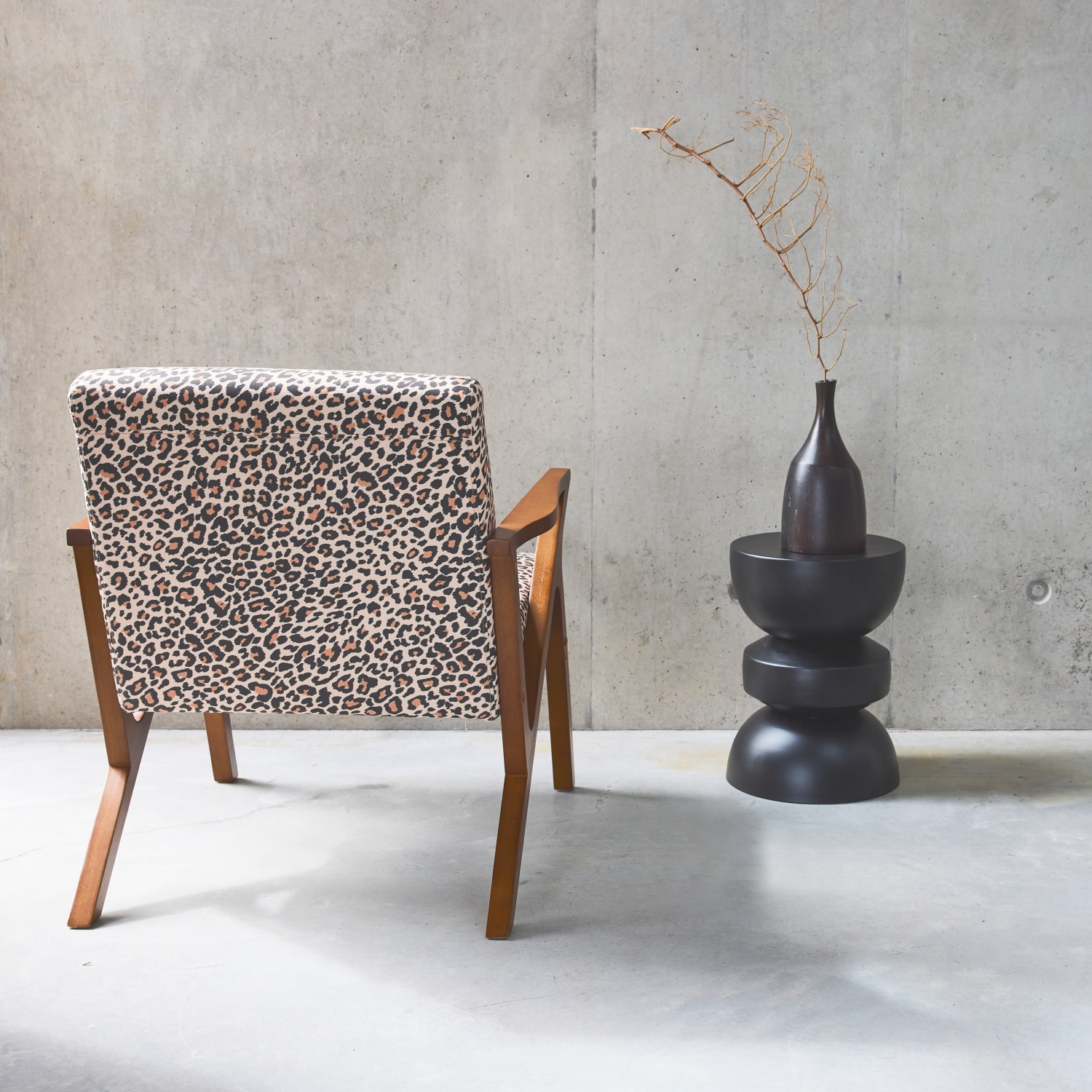 Fauteuil scandinave bois d'hévéa et imprimé léopard ANTOINE