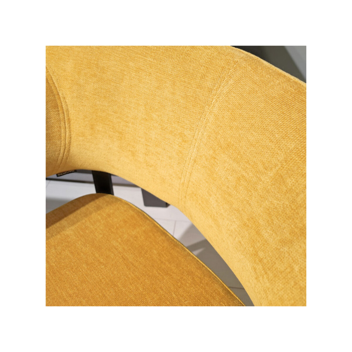 Chaise avec accoudoirs en tissu et structure en métal - ARNOLD