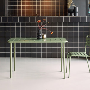 Table de jardin métal 4 places. vert. Amelia. 120x70cm. traitement antirouille. lattes et bords arrondis