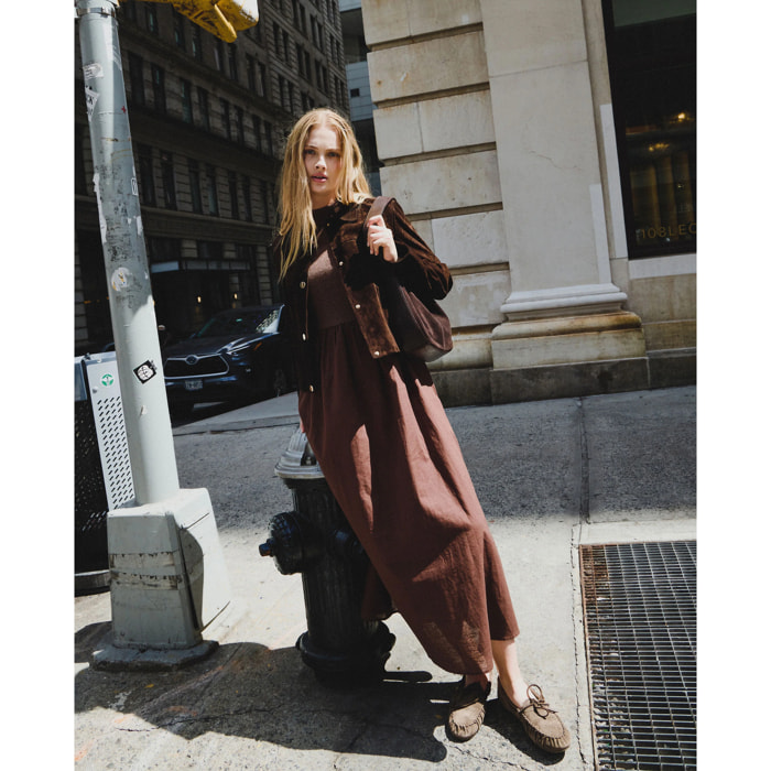 Vestido marrón con top de punto y falda larga de tejido plano