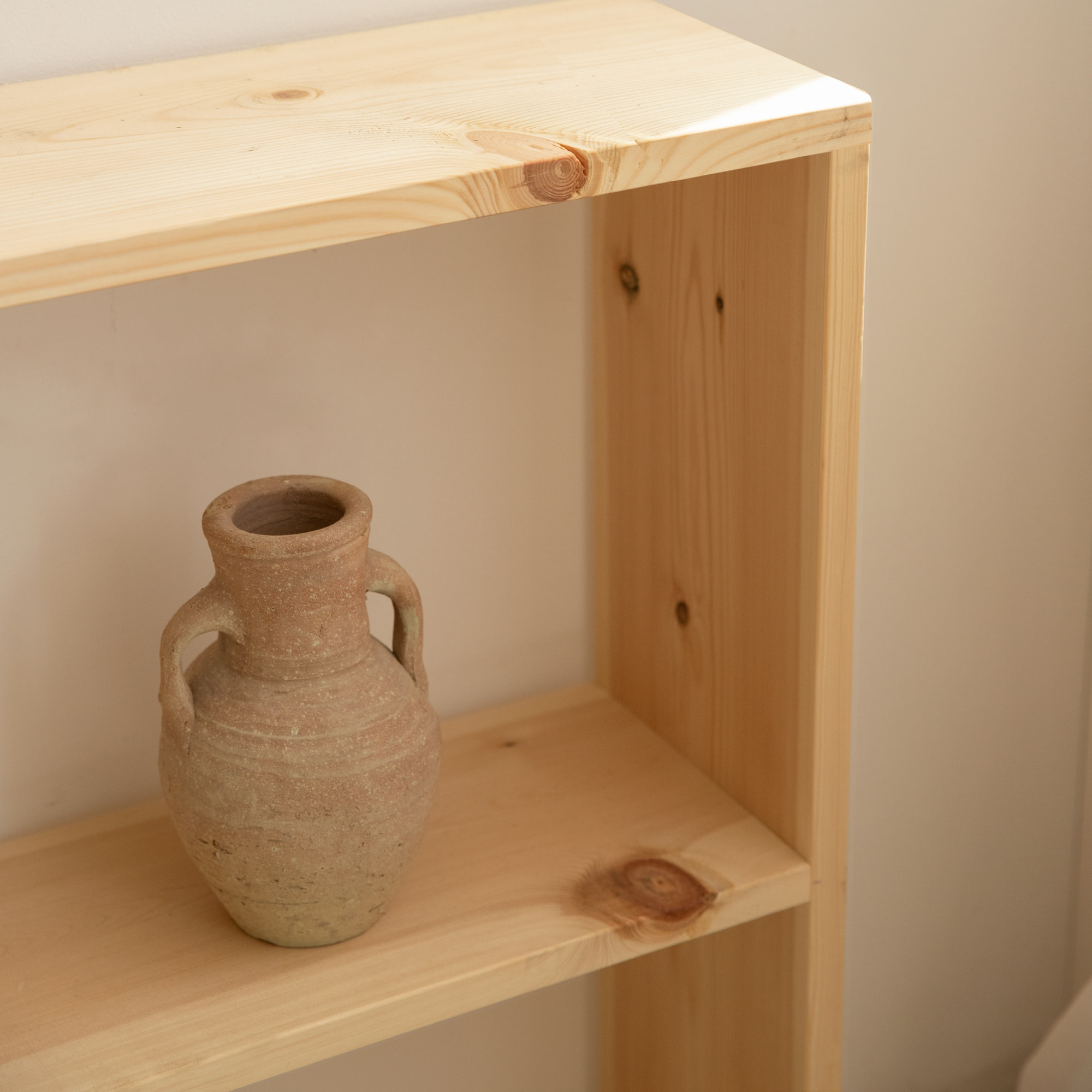 Estantería de madera maciza tono natural con 1 estante Alto: 74 Largo: 80 Ancho: 20