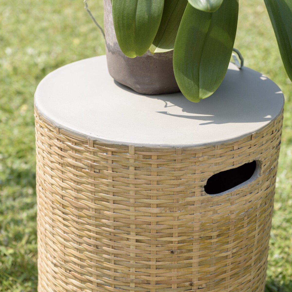 HECTOR - Table d'appoint ronde plateau en béton socle en bambou naturel