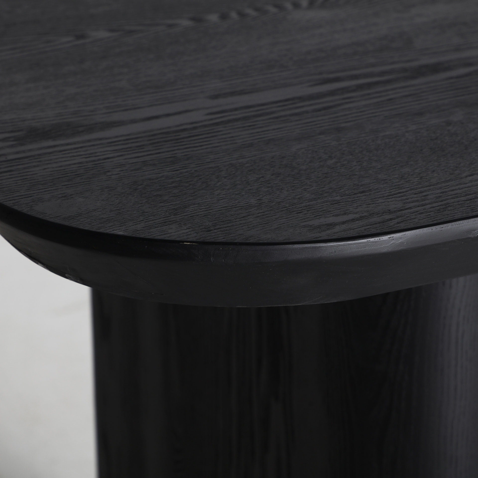 Mesa comedor de madera de abeto en color negro de 180x95x77cm