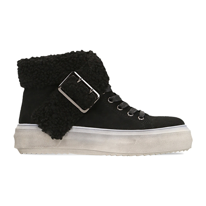 Zapatillas deportivas negras con borde en eco-shearling