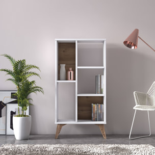 Libreria essenziale con cinque scomparti aperti di diverse misure, cm 55 x 25 x 106, colore bianco con dettaglio noce