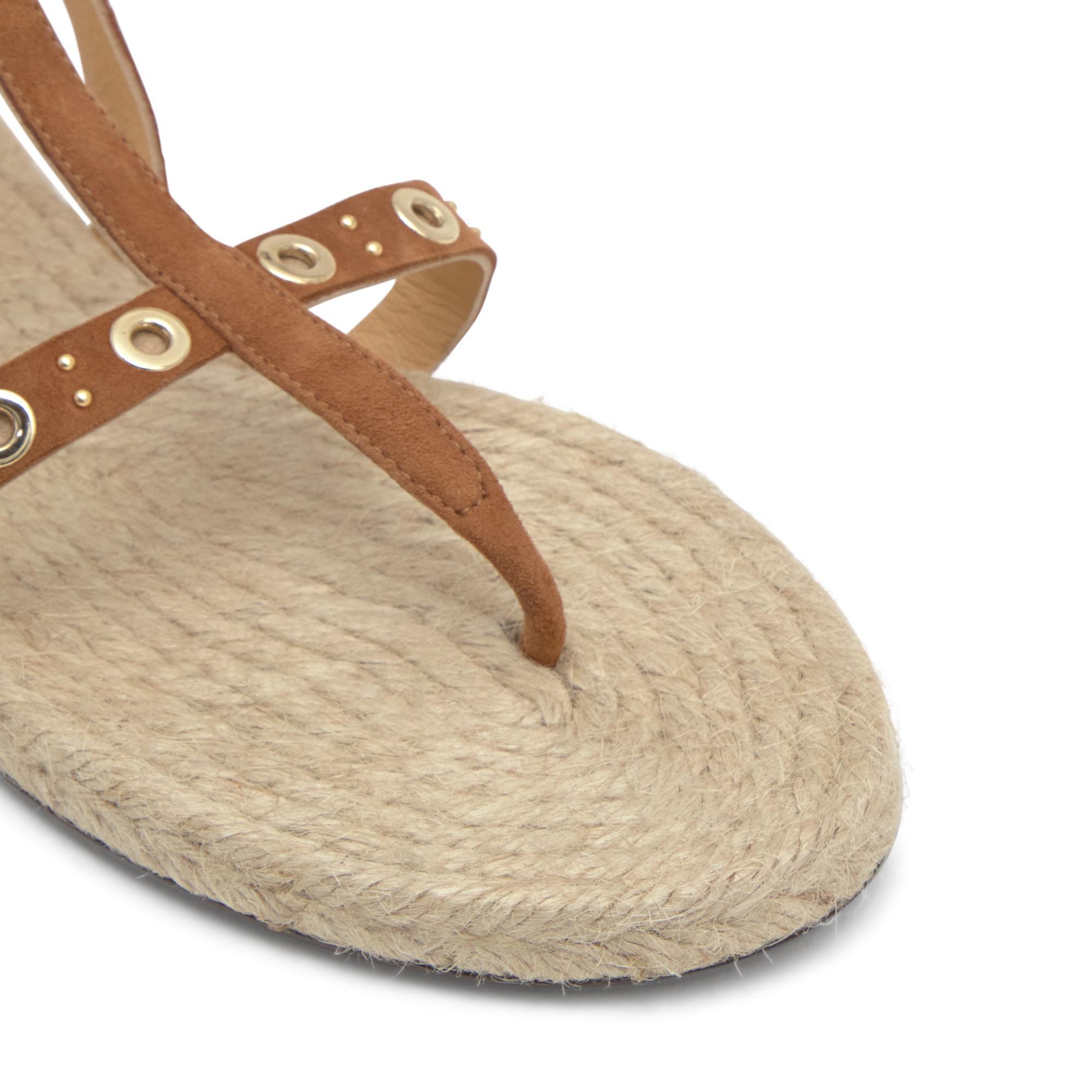 Sandalia plana de dedo Pati en ante y tachuelas