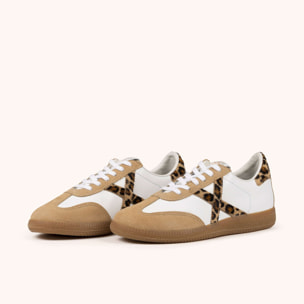 Zapatilla casual blanca con detalles en animal print y serraje arena MUNICH BARRU 227