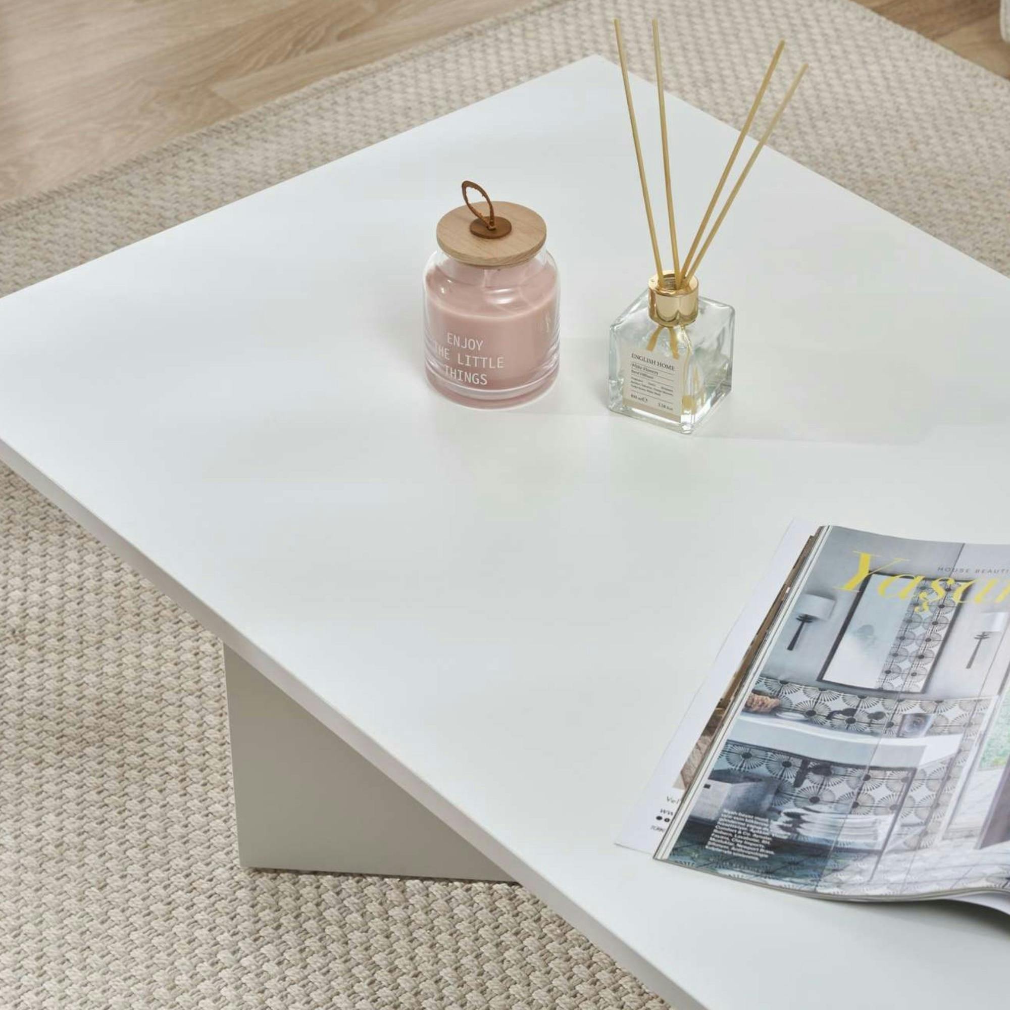 Table basse moderne blanche effet laque - pieds en V MARFA