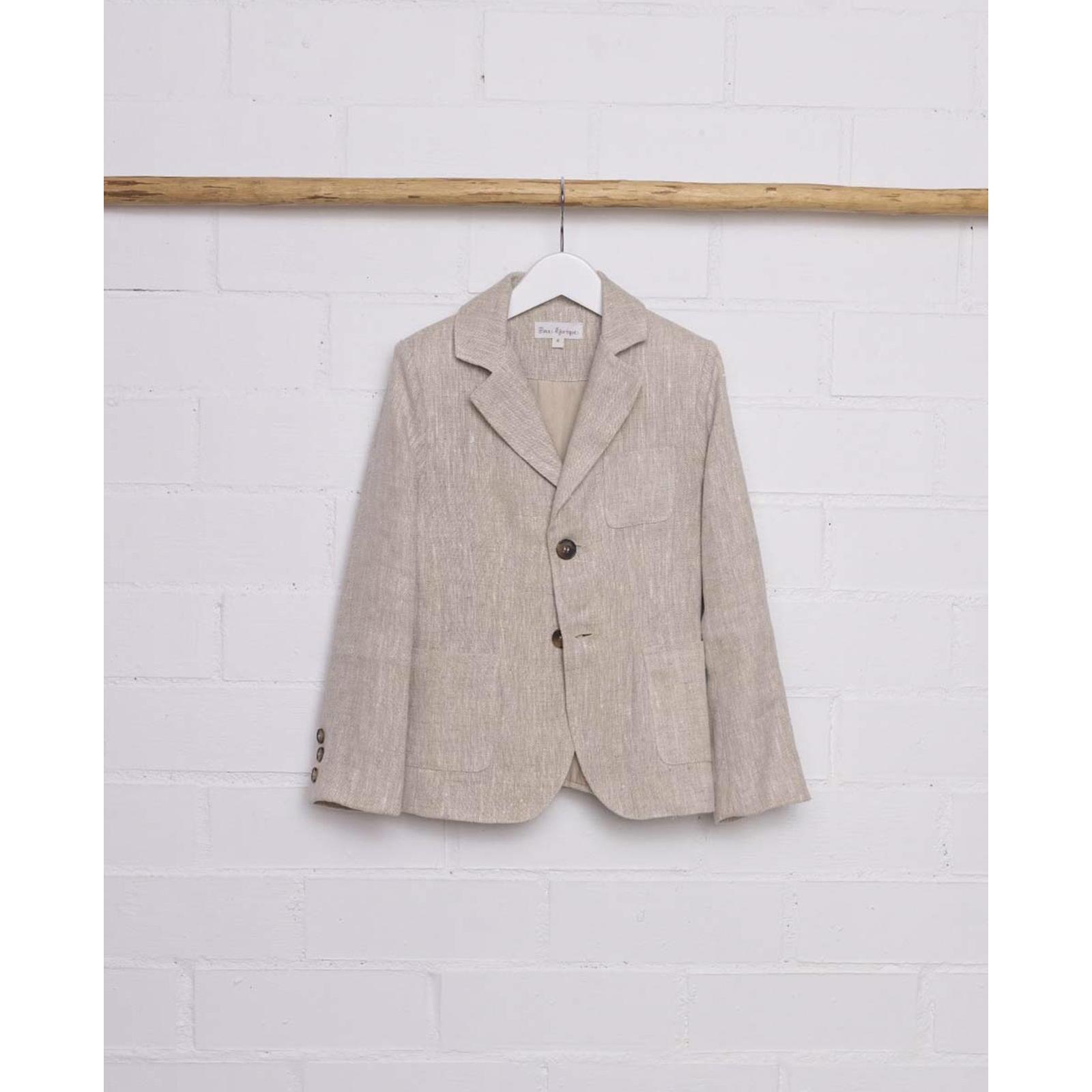 Blazer de lino rústico natural. Con tres bolsillos exteriores, botones en los puños y el centro.