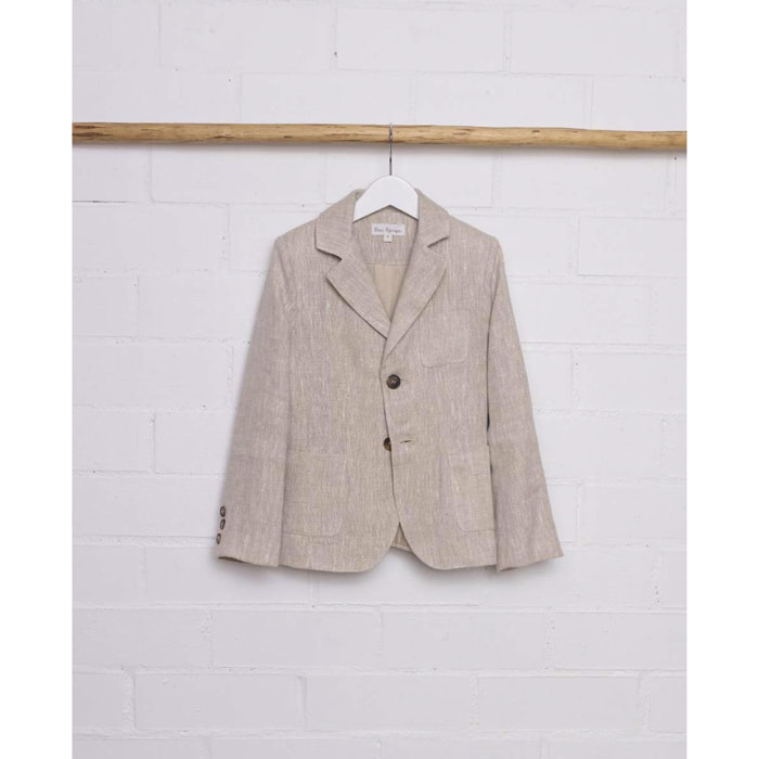 Blazer de lino rústico natural. Con tres bolsillos exteriores, botones en los puños y el centro.