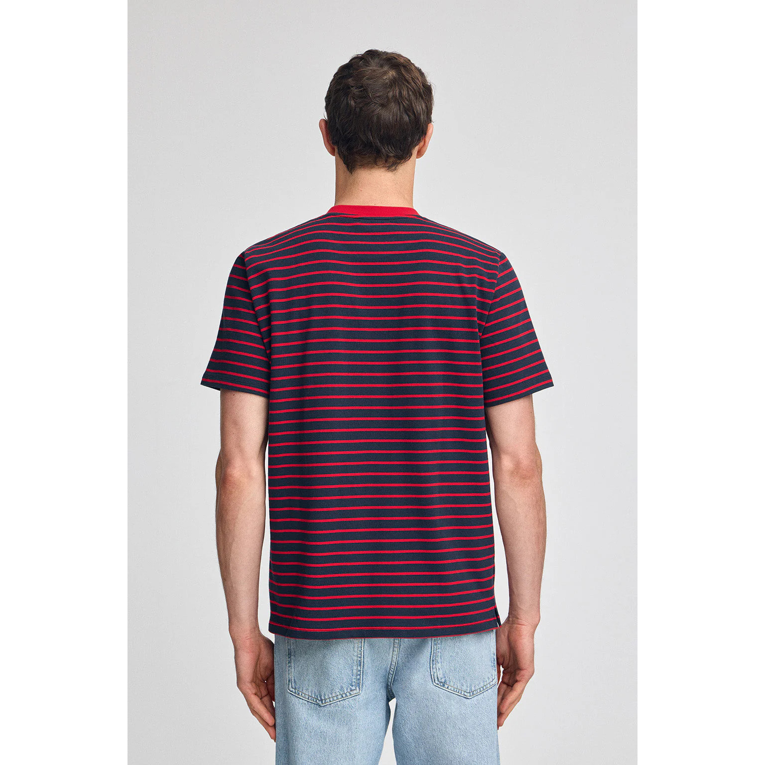 Camiseta de rayas rojas y azul marino con monograma bordado