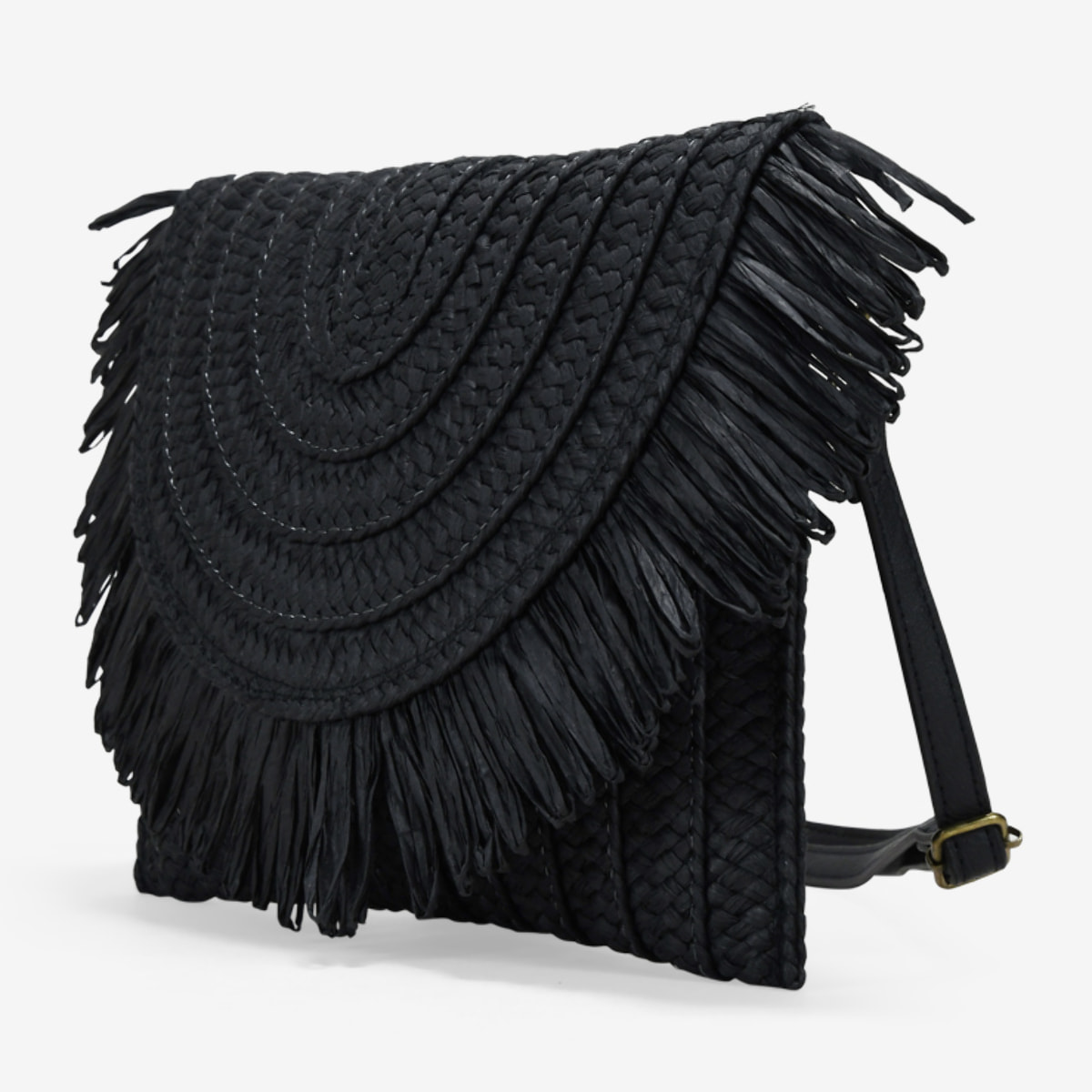 Bolso de mano negro con solapa y flecos