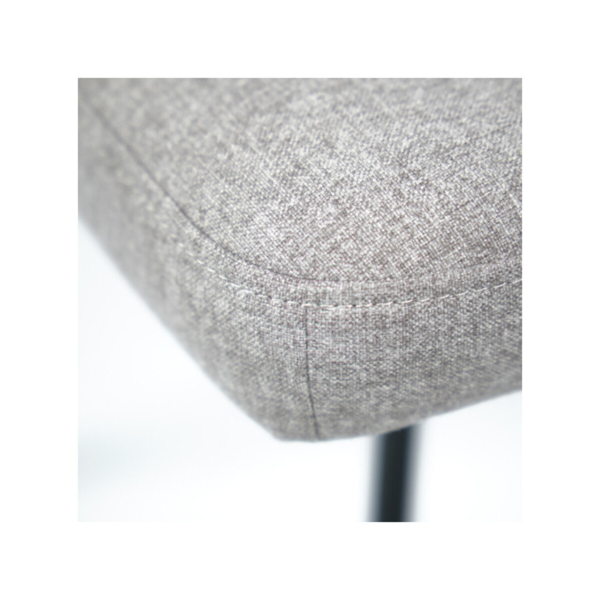 Chaise aux fines coutures apparentes - LOOPY