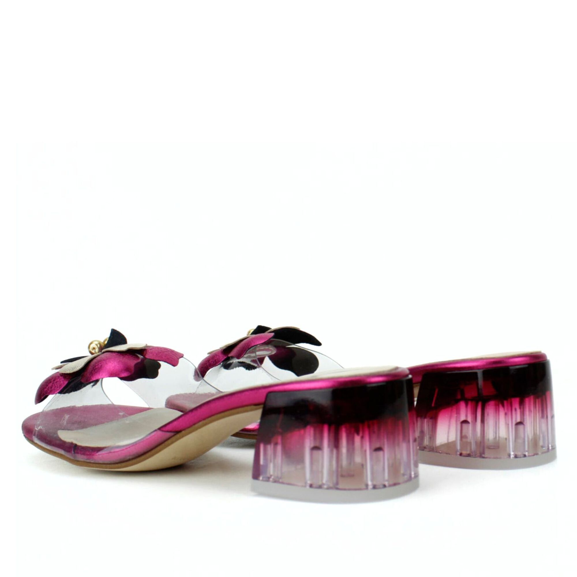 Sandalia fucsia con vinilio y adorno flor. Tacón 4 cm