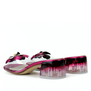 Sandalia fucsia con vinilio y adorno flor. Tacón 4 cm