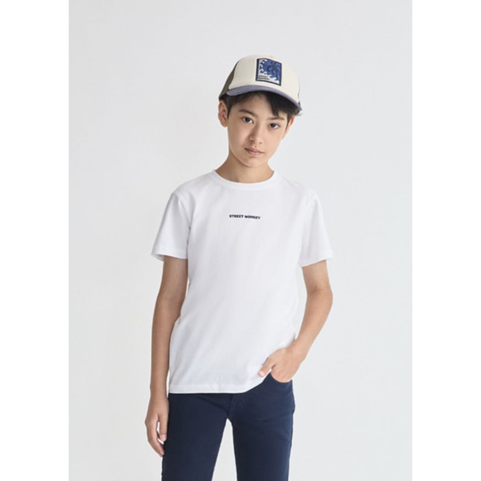 Camiseta de manga corta con cuello redondo y etiqueta rectangular con texto centrada en el pecho | Color: Blanco | Street Monkey