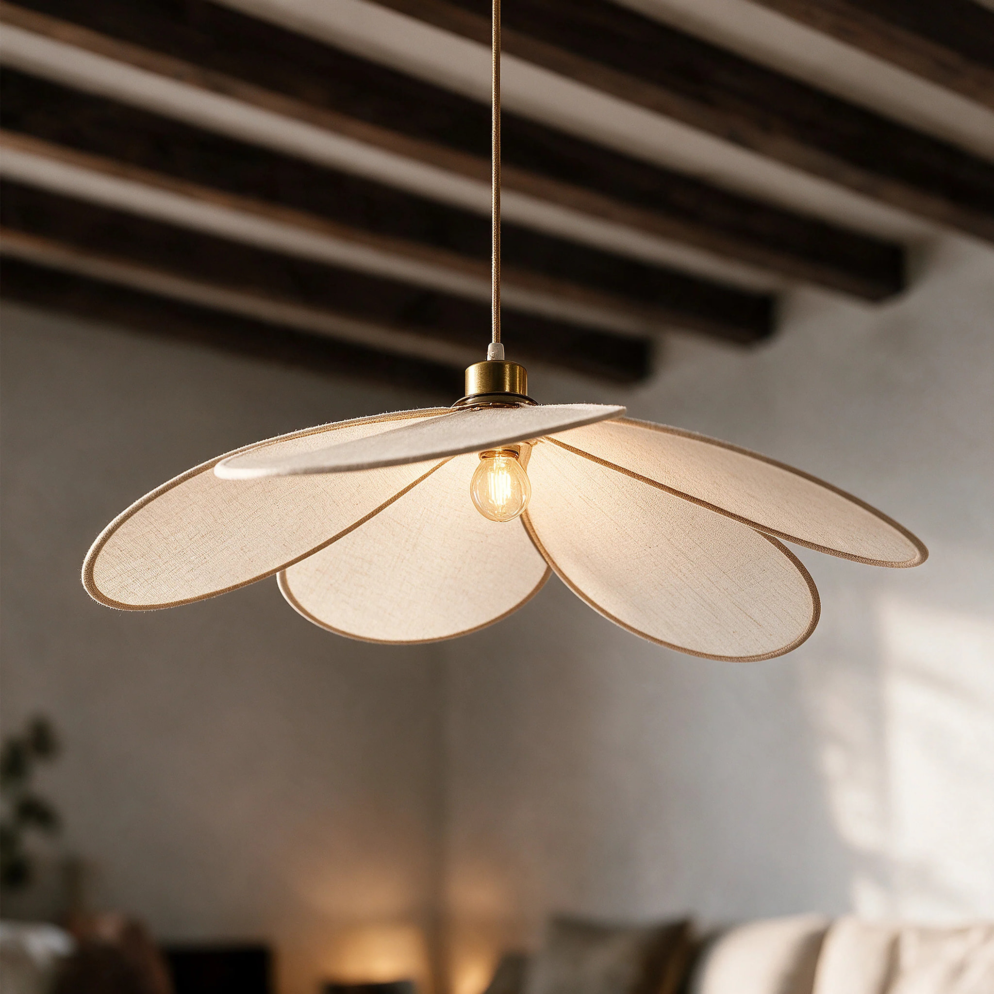 Suspension pétale en tissu beige et métal doré 75 cm - Flora