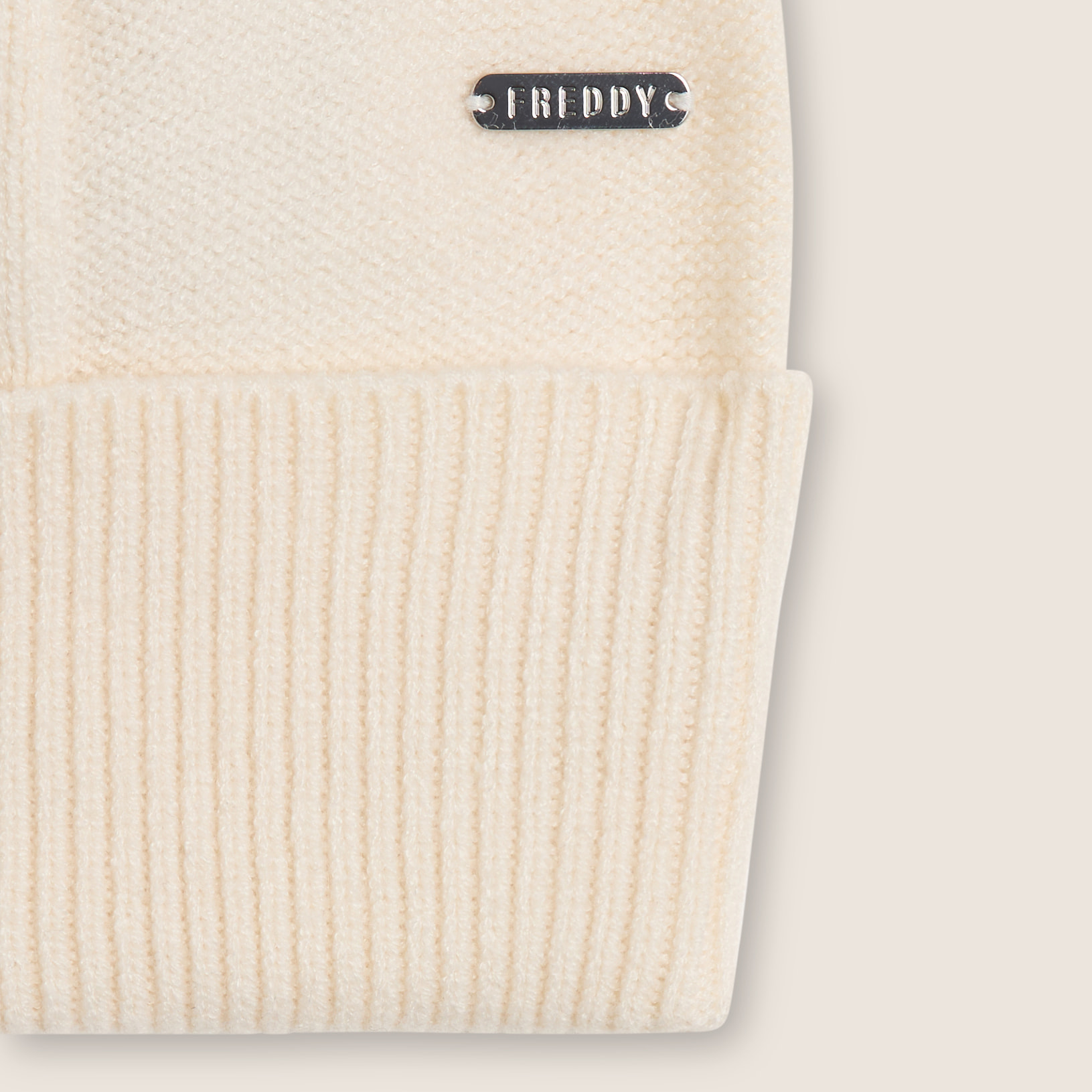 Berretto in maglia con treccia decorativa