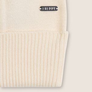 Berretto in maglia con treccia decorativa