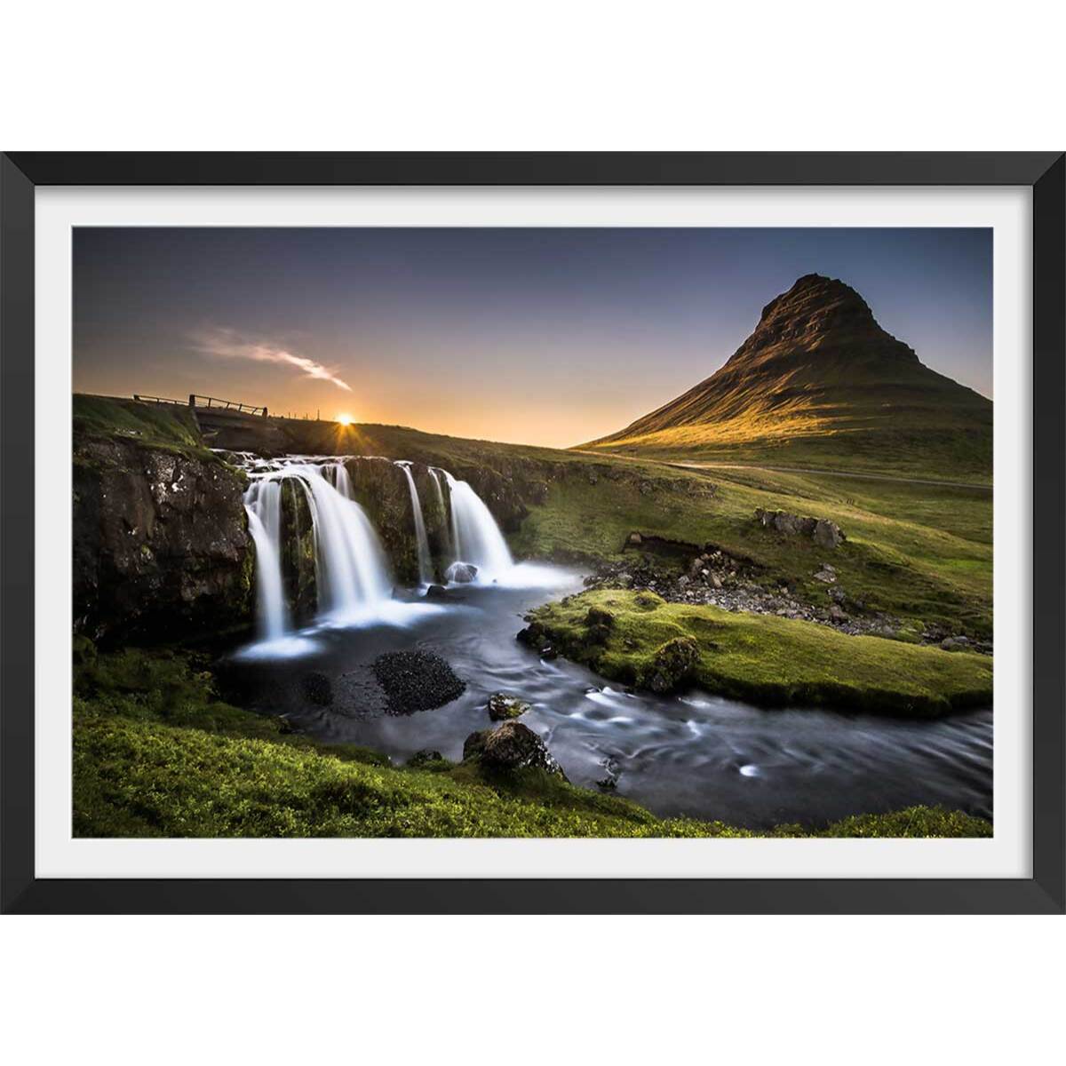 Affiche paysage cascade o - kirkjufell islande Affiche sous cadre noir