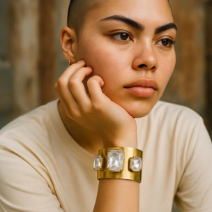 Brazalete ancho latón dorado y cristales diseño Gloria Mago
