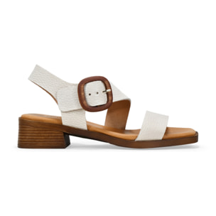 Sandalias de tacón beige en piel con hebilla de madera