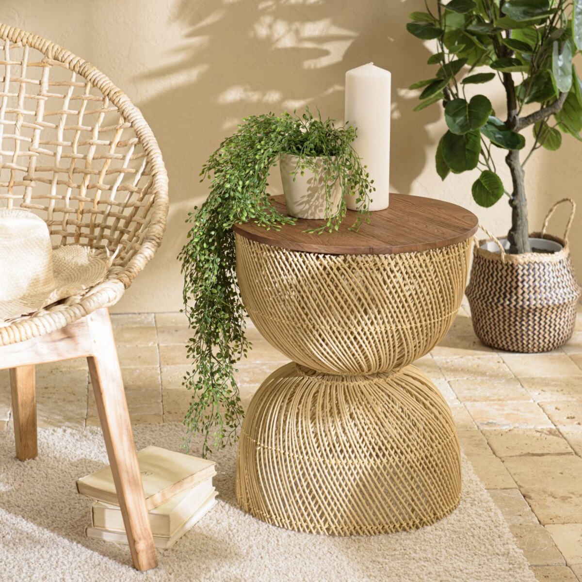 SIXTINE - Table d'appoint en rotin beige plateau en bois teck recyclé