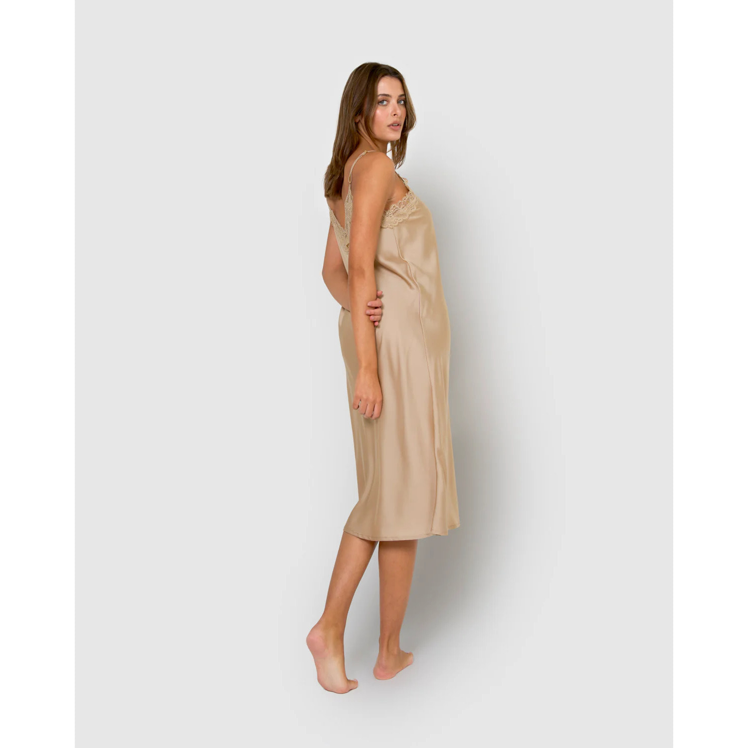 Camisón midi satén beige
