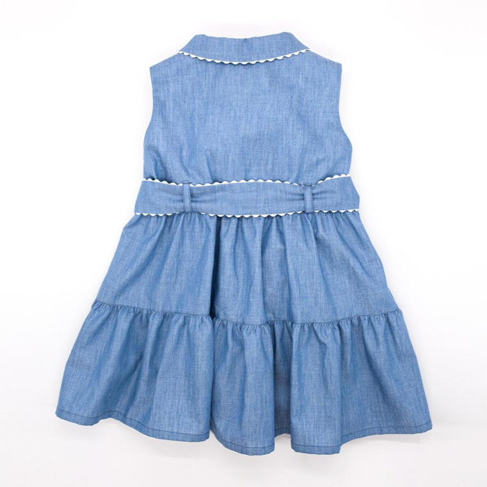 Vestido camisero azul. Falda de volantes, cuello y cinturon terminado en picunela. Botones en el centro.